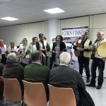 CONCIERTO DE NAVIDAD ENTRE MAYORES DEL GRUPO DE COROS Y DANZAS.