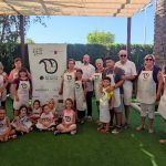 12 abuelos y 12 nietos cocinan juntos.