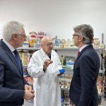 El consejero de Economía, Hacienda y Empresa, Luis Alberto Marín, acompañado por el alcalde de Torre Pacheco, Pedro Ángel Roca, visita Caramelos Cerdán.