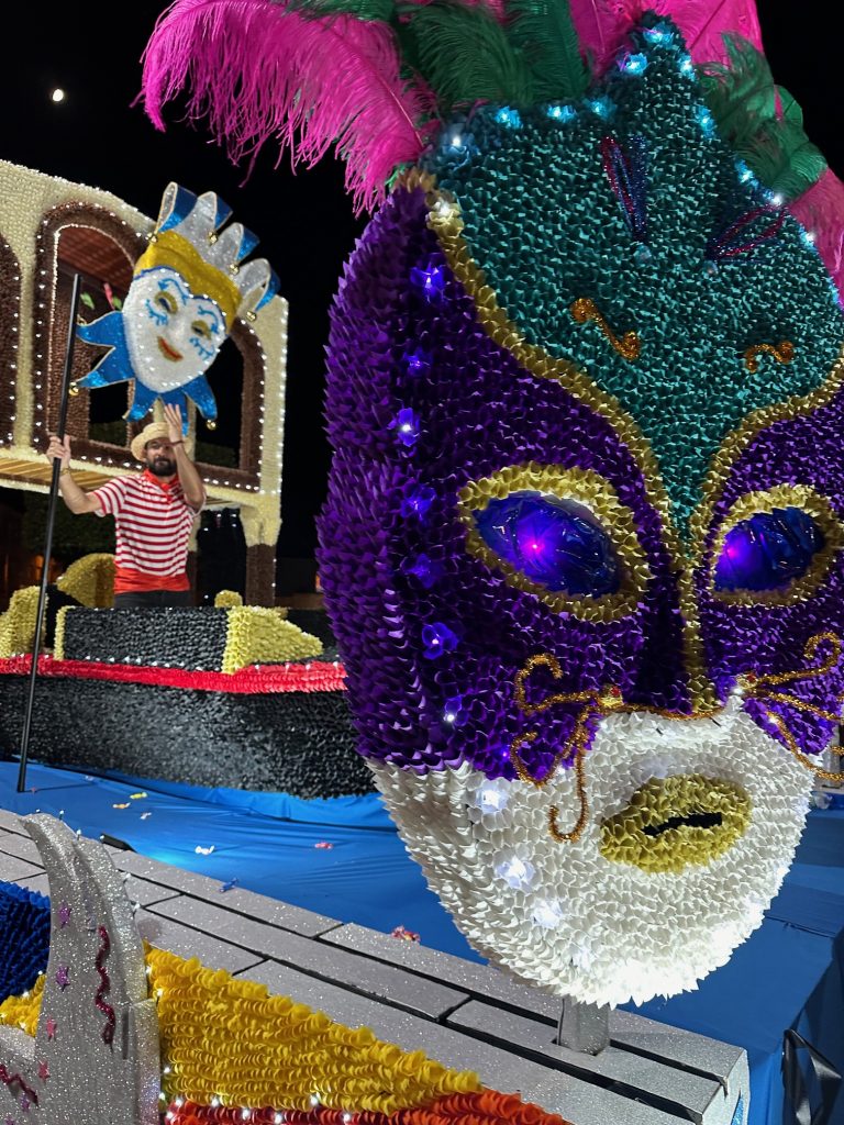 Desfile de Carrozas de Papelillo y Comparsas.