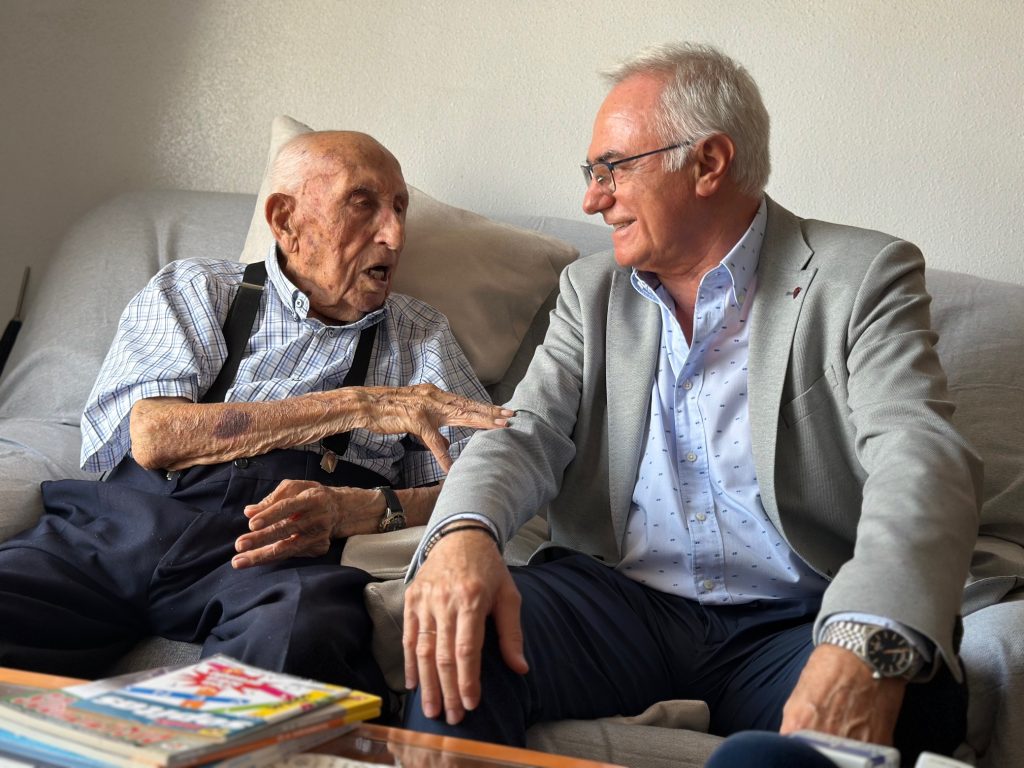 El alcalde visita a Paco Sánchez, por su 103 cumpleaños.